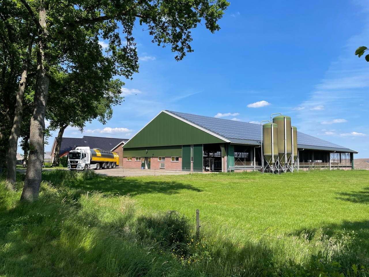 Moderne boerderij met zonnepanelen