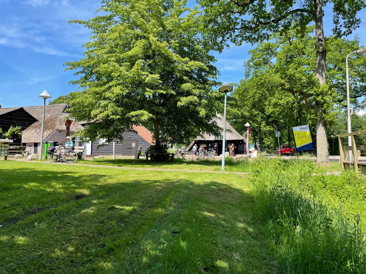 Dorpscentrum met karakteristieke rieten daken