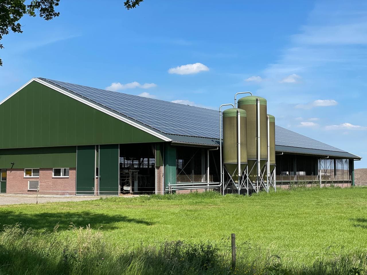 Moderne stal met zonnepanelen