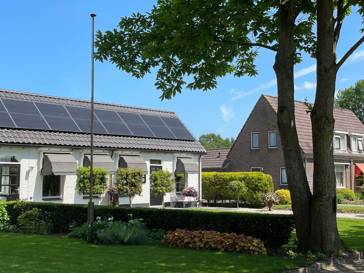 Verzorgde woonwijk met groene tuinen