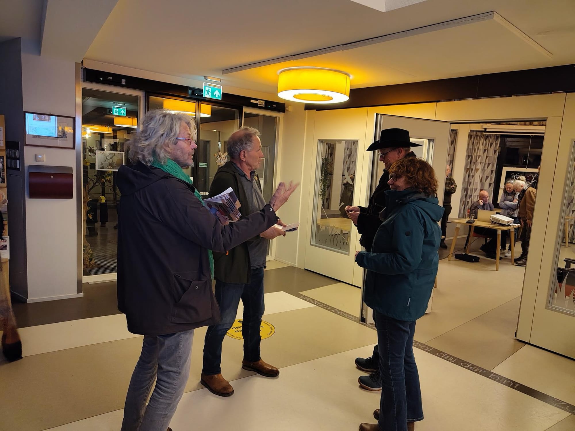 Bloemzaadjes uitdelen bij avond Bloeiend Ruinen over groenbeheer